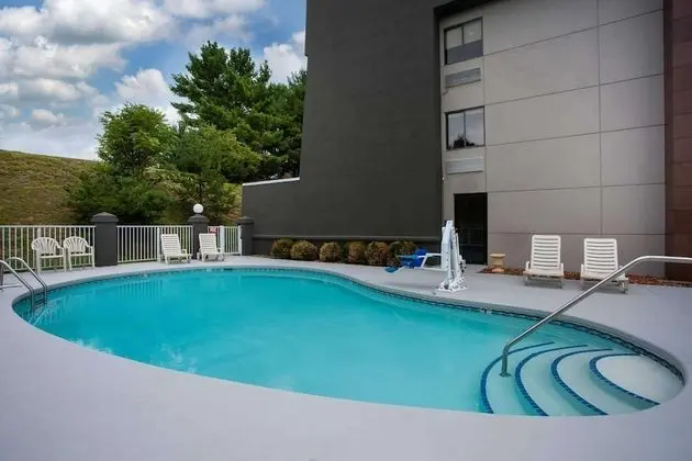La Quinta Inn & Suites by Wyndham Roanoke Salem - Havuz