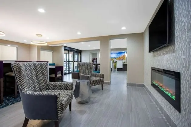 La Quinta Inn & Suites by Wyndham Roanoke Salem - Lobi