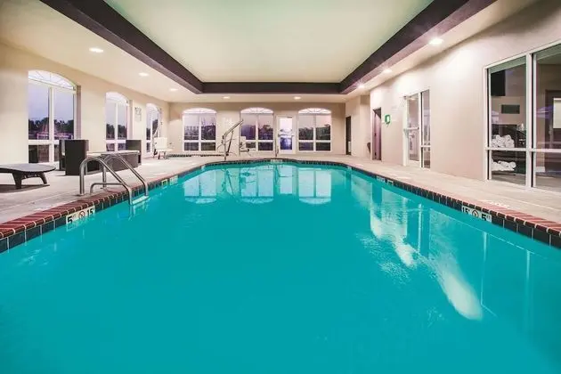 La Quinta Inn & Suites by Wyndham Russellville - Havuz