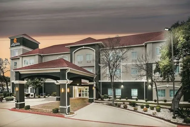 La Quinta Inn & Suites by Wyndham San Antonio The Dominion - Dış Mekan