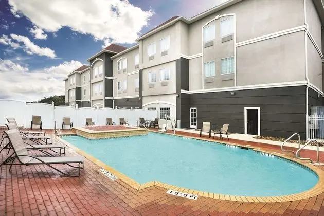 La Quinta Inn & Suites by Wyndham San Antonio The Dominion - Havuz