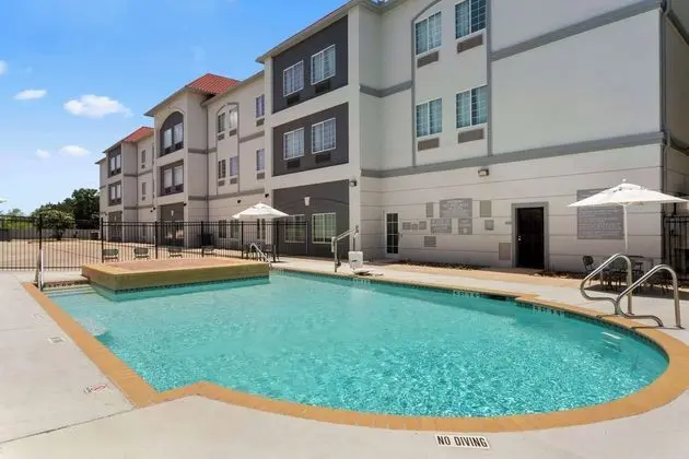La Quinta Inn & Suites by Wyndham San Antonio The Dominion - Havuz