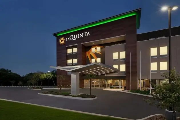 La Quinta Inn & Suites by Wyndham San Antonio Seaworld/LAFB - Dış Mekan