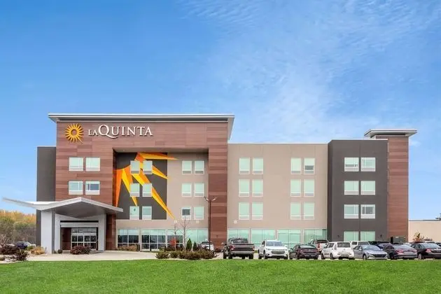 La Quinta Inn & Suites by Wyndham Shorewood - Dış Mekan