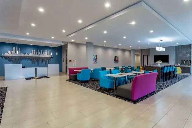La Quinta Inn & Suites by Wyndham Shorewood - Lobi