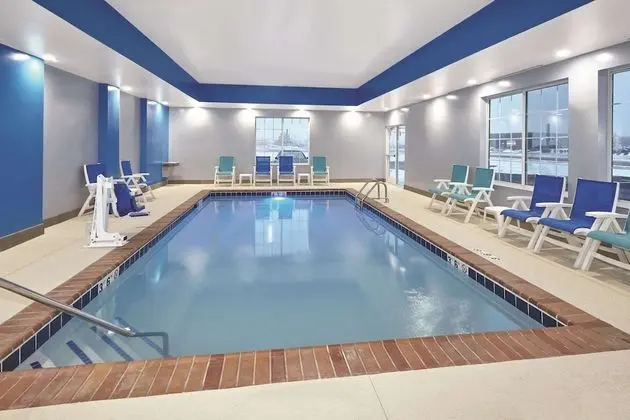 La Quinta Inn & Suites by Wyndham Springfield IL - Havuz