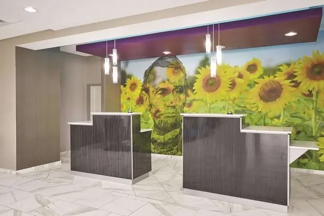 La Quinta Inn & Suites by Wyndham Springfield IL - Lobi