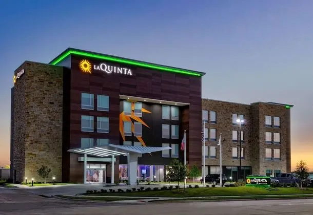 La Quinta Inn & Suites by Wyndham Terrell - Dış Mekan