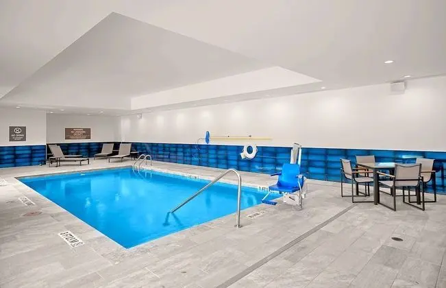 La Quinta Inn & Suites by Wyndham Texas City I 45 - Havuz