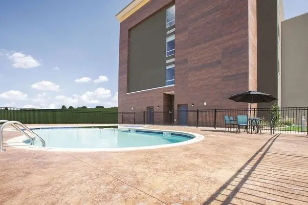 La Quinta Inn & Suites by Wyndham Tulsa Broken Arrow - Havuz