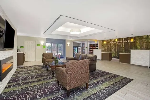 La Quinta Inn & Suites by Wyndham Visalia/Sequoia Gateway - Lobi