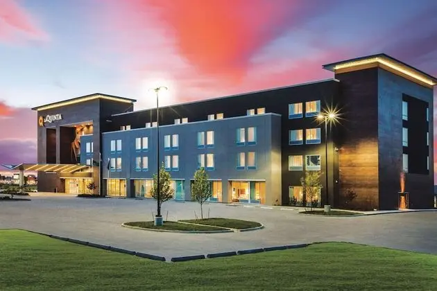 La Quinta Inn & Suites by Wyndham Wichita Northeast - Dış Mekan