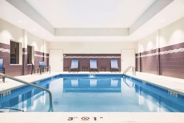 La Quinta Inn & Suites by Wyndham Wichita Northeast - Havuz