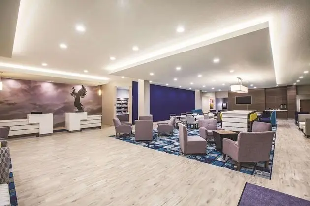 La Quinta Inn & Suites by Wyndham Wichita Northeast - Lobi