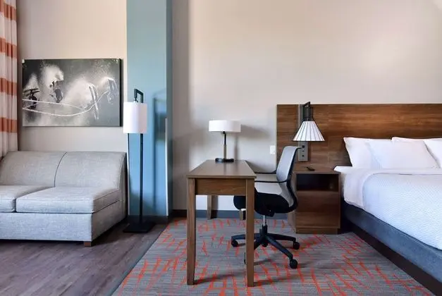 LA QUINTA INN SUITES BY WYNDHAM WISCONSIN DELLS