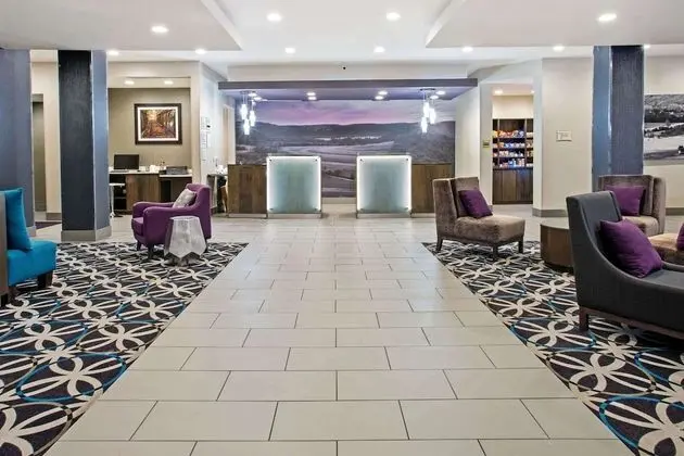 La Quinta Inn & Suites by Wyndham York - Lobi
