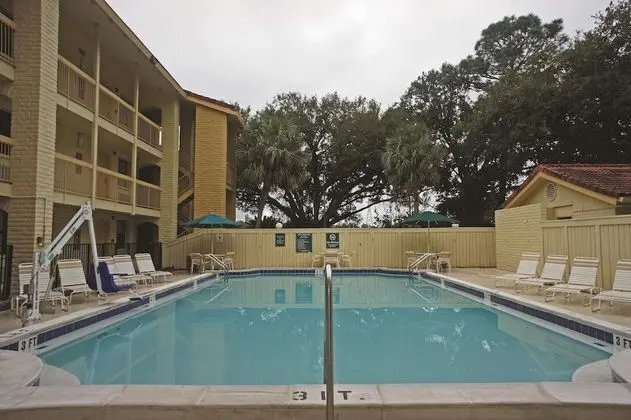 La Quinta Inn by Wyndham Pensacola - Havuz