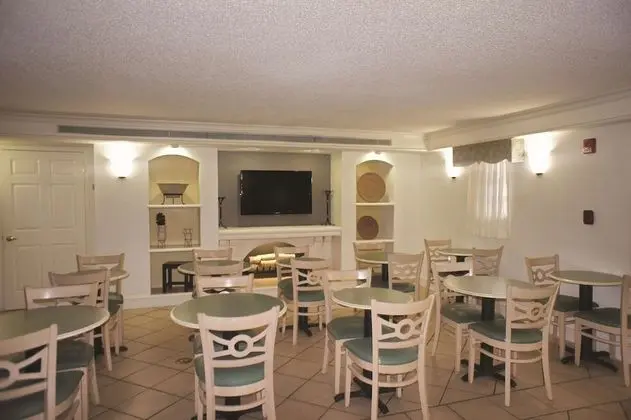 La Quinta Inn by Wyndham Pensacola - Lobi