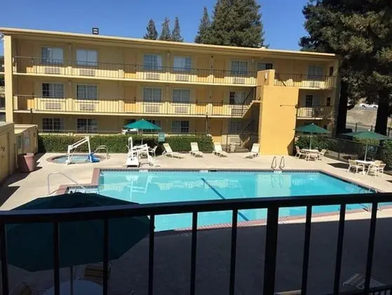 La Quinta Inn by Wyndham Sacramento Downtown - Havuz
