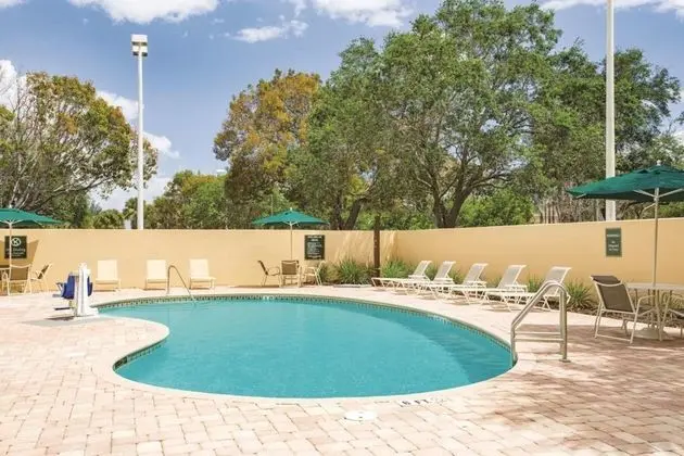 La Quinta by Wyndham Fort Lauderdale Tamarac - Havuz
