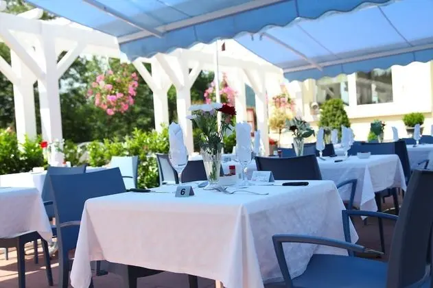 Hotel la Réserve - Yerinde Yemek