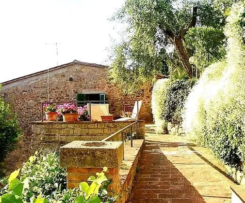 La Terrazza, Elegant Tuscan Stone House With Garden and Terrace in Cetona