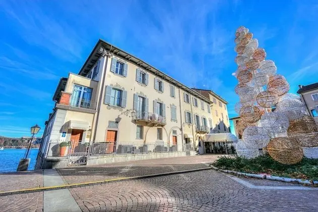 La Voce Del Lago Pied Dans L' Eau