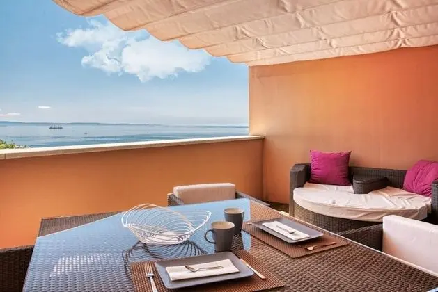 The Lady in Red Studio Flat with Sea View Terrace