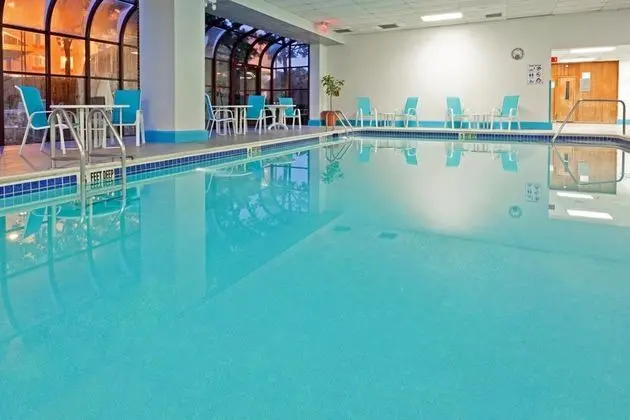 LaGuardia Plaza Hotel - Havuz