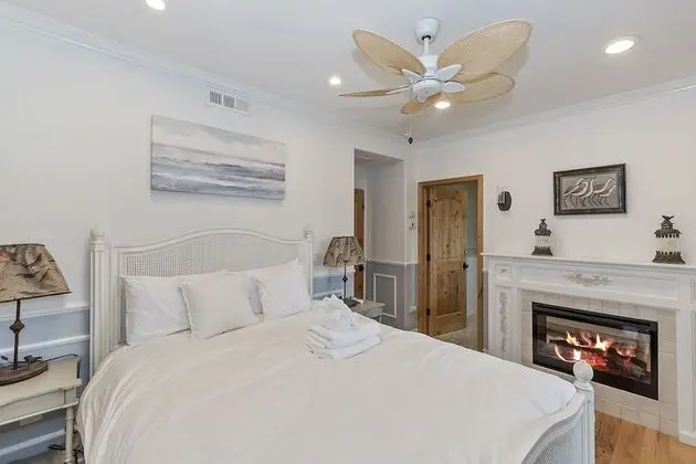 Lagunita Shores by Avantstay Beautiful Lakefront Mansion w/ Hot Tub & BBQ - İç Mekan