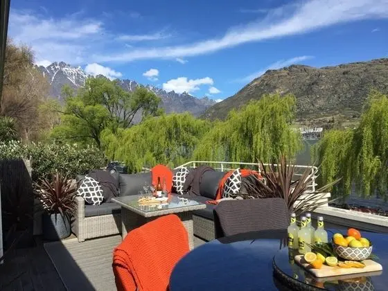 Lake Edge Family Cottage Panoramic View