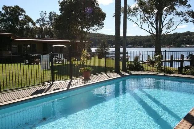 Lake Edge Holiday Units - Havuz