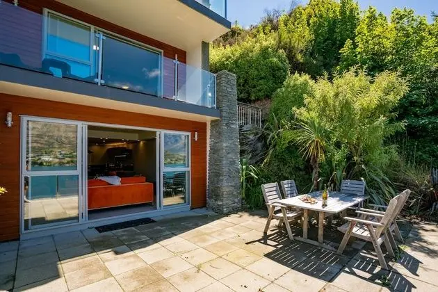 LAKE FRONT 3-BEDROOM APARTMENT WITH LAKE ACCESS