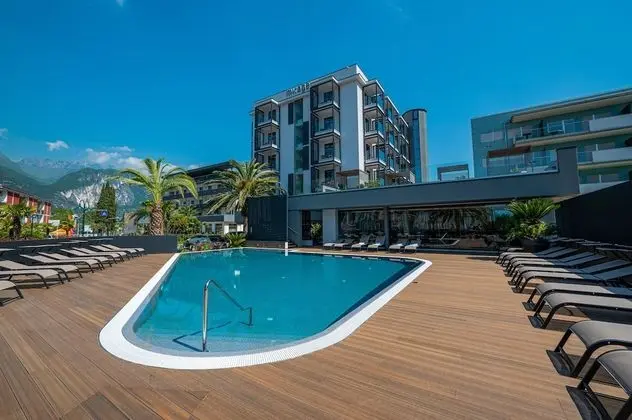 Lake Front Hotel Mirage - Öne Çıkan Resim