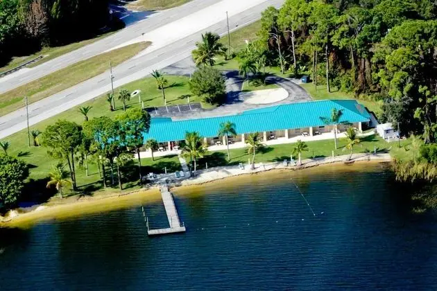 Lake Grassy Inn & Suites - Havuz