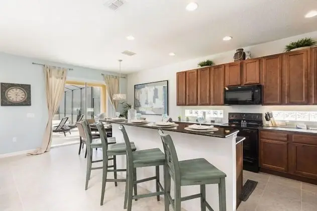 Lake View 6BR 5BA Solterra Pool Home - Mutfak