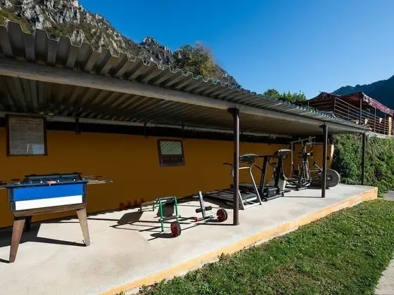 Lake View Chalet in Lombardy With Swimming Pool - Dış Mekan