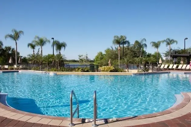Lake View Classic 3 Bedroom Condo by Redawning
