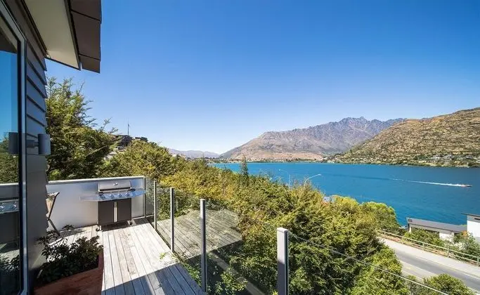 Lake View Greenstone Luxe Apartment