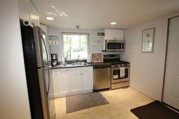 Lakefront Cottage in Manitou Beach - Mutfak