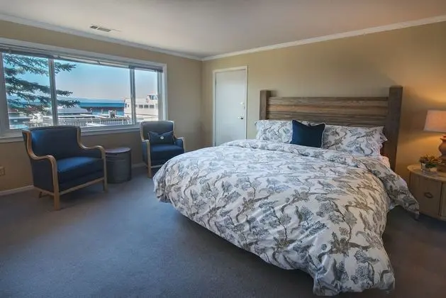 Lakefront Home, Private Hot Tub,marina..