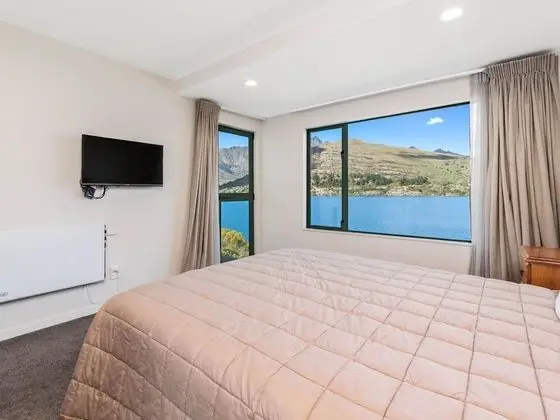 LAKEFRONT LIVING AT REMARKABLES - EAST - Oda