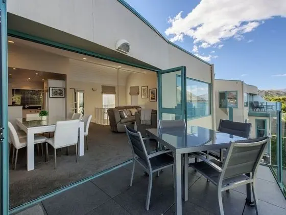 LAKEFRONT LIVING AT REMARKABLES - EAST - Yerinde Yemek