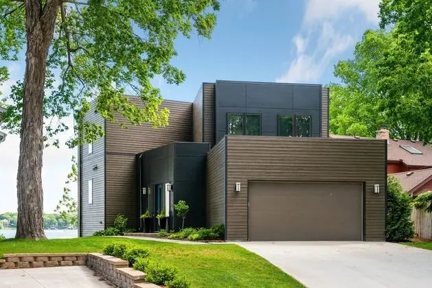 Lakefront Luxury - Öne Çıkan Resim