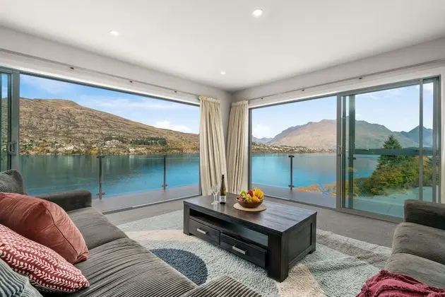 LAKEFRONT PENTHOUSE APARTMENT WITH 270-DEGREE VIEW