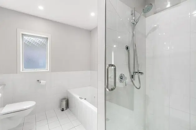 LAKEFRONT PENTHOUSE APARTMENT WITH 270-DEGREE VIEW - Banyo Tipleri