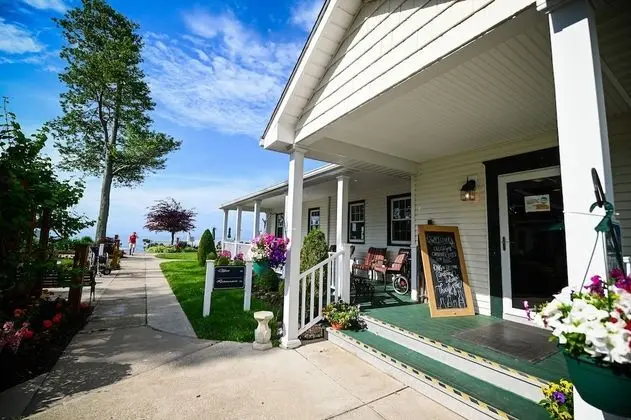 The Lakehouse Inn - Dış Mekan