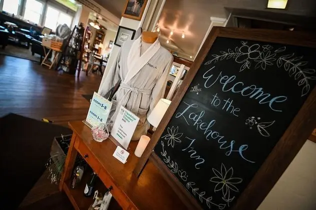 The Lakehouse Inn - Lobi