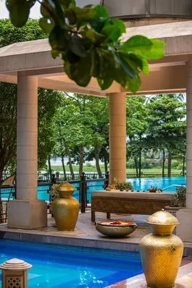 Lakeside Chalet - Mumbai, Marriott Executive Apartments - Havuz