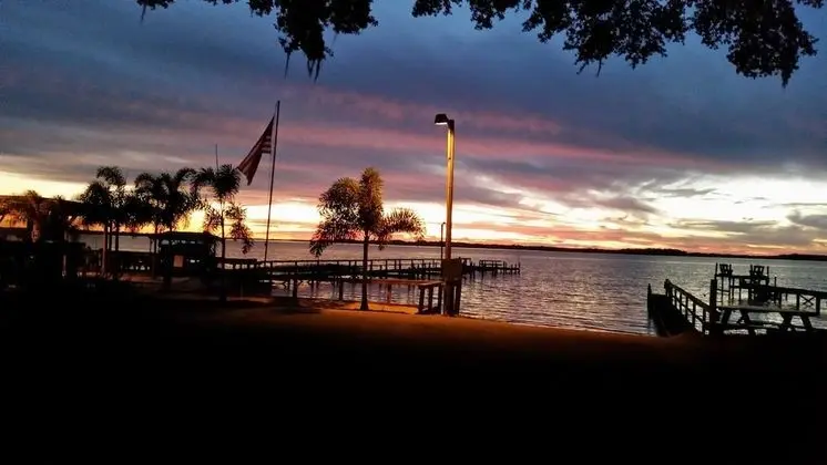 Lakeside Inn and Cafe